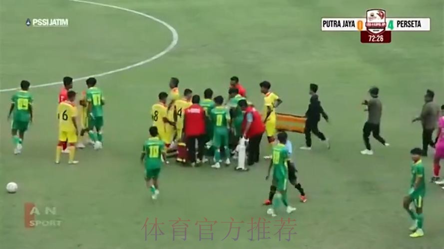 恶劣！印尼低级别赛事一球员飞踹对方胸口，被罚终身禁赛